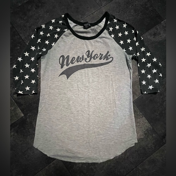 Rue21 Tops - Rue21 Gray and Black Star Sleeve New York Raglan Tee